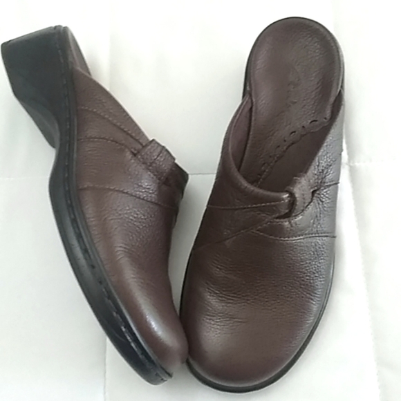 Clark's Brown Shoes - Picture 1 of 4